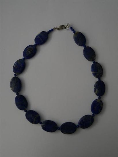 null Un collier en lapis lazuli formé de perles aplaties, fermoir en argent
