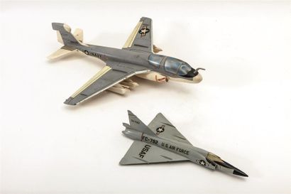 null Grumman EA6B et Convair F102. 
Deux maquettes en résine peinte aux couleurs...