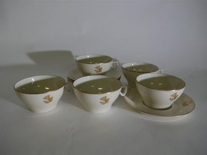 null AIR FRANCE
Service de cinq tasses et cinq sous-tasses en faience crème à décor...