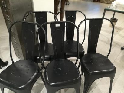 null 5 chaises en métal noir

Enlèvement sans dommage pour l'immeuble, tout dommage...