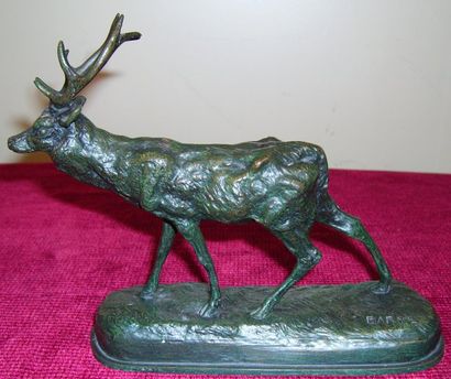 null Petit sujet en bronze à patine verte 'Le cerf' portant une signature de Barye...