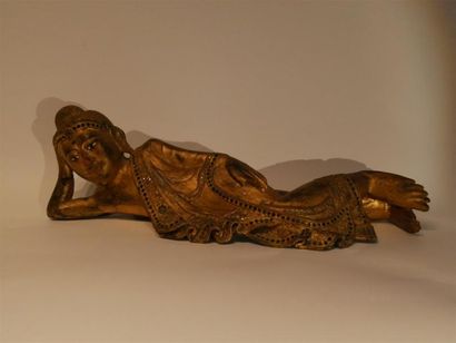 null Bouddha allongé en bois doré et incrustations de verres de couleurs
XXe siècle
Accidents,...