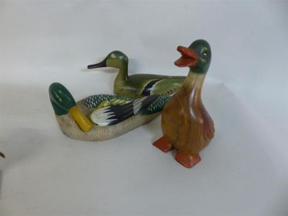 null Trois canards et deux oiseaux en bois, un pigeon en métal et un canard en f...