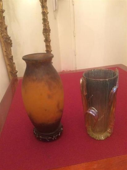null MULLER Frère-Lunéville.
Un vase en verre marmoréen multicouche.
Haut.: 22 cm.
On...