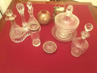null Un lot de verreries comprenant: huilier-vinaigrier, carafe, vases, vitrine miniature,...