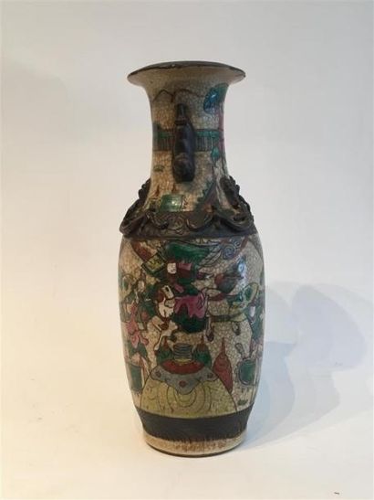 null CHINE Nankin XXème 
Vase à décor de scènes de guerriers à cheval
Haut: 30 c...