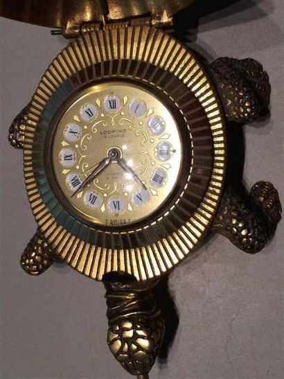 null LOOPING. Pendule en bronze doré à décor de tortue
Cadran à décor gravé d'arabesques,...