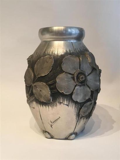 null HOUZEAUX L.
Un vase en étain repoussé à décor de fleurs
Haut.: 15 cm.
Importante...