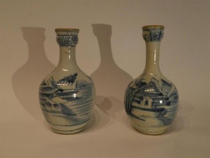 null Chine XXe siècle
Deux vases balustres en faïence bleu blanc à décor de pagodes...
