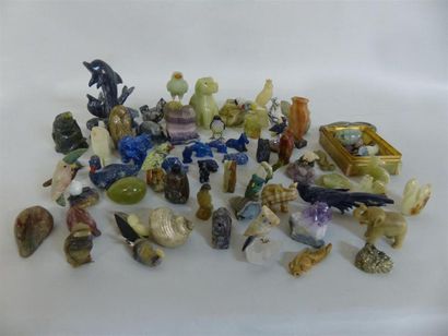 null Ensemble de sujets en pierres dures, quartz, bambou de mer, lapis-lazuli, jade,...