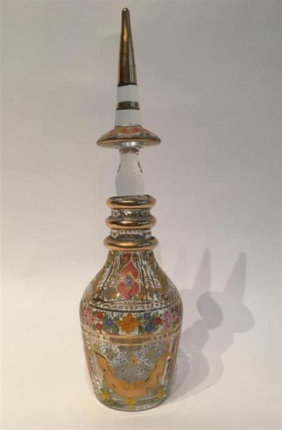 null IRAN, XXe siècle
Carafe en verre transparent à décor incisé et peint de fleurs...