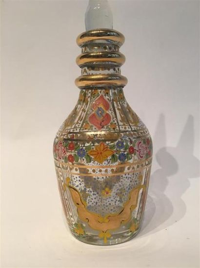 null IRAN, XXe siècle
Carafe en verre transparent à décor incisé et peint de fleurs...