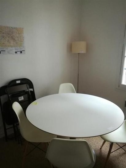 null 1 table de réunion ronde stratifée blanche, piètement métal
4 chaises beige
3...