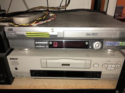 null 1 écran cathodique THOMSON (pour mémoire)
1 enregistreur DVD à disque dur PIONEER...