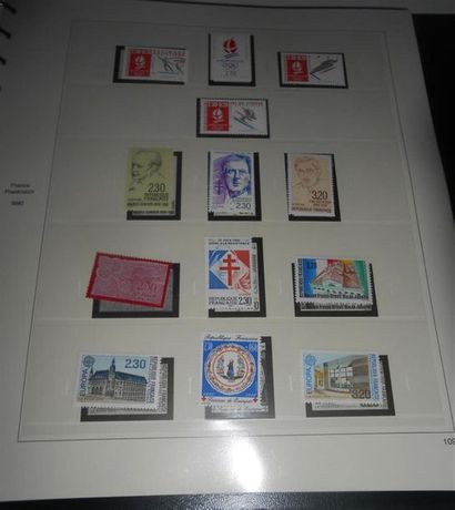 null **. 5 Albums France Moderne + Feuilles d'Album + Vrac en boite. Timbres seuls...