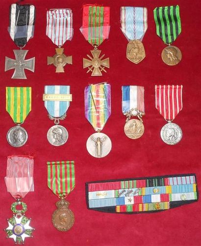 null Ensemble de 12 Médailles Militaires & Décorations.
Médaille de Seconde Classe...