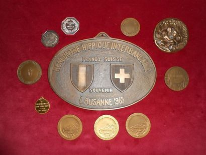 null Ensemble de 11 Médailles.
Plaque ovale-Rencontre Hippique Interbancaire Franco-Suisse-Souvenir...
