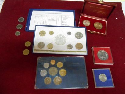 null Coffret de 9 monnaies France-Fleurs de Coins 1975 dont 50Frs Argent, plaque...