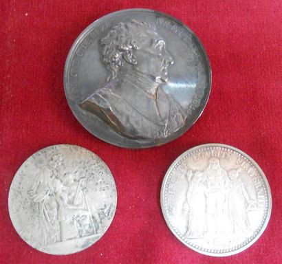null Ensemble de 2 Médailles & 1 Monnaie. Argent.
Raymond Cte de Sèze, né en 1748,...