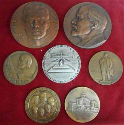 null Ensemble de 25 Médailles & Plaques, divers thèmes, inscriptions en cyrillique.
16-Personnages.
8-Diverses.
1-Religion.
Diam....