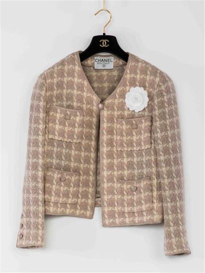 null CHANEL Boutique
Veste courte en tweed de laine ivoire et beige rosé entièrement...
