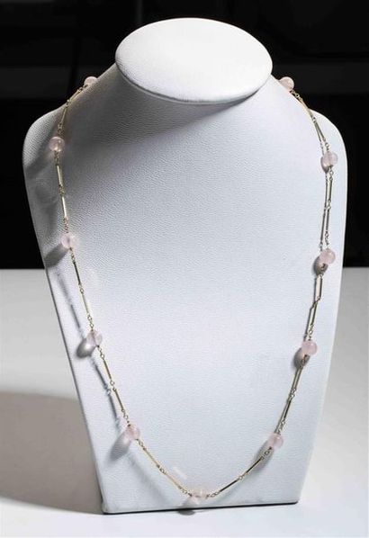 null Collier en or jaune 585 millièmes à décor de petites perles de quartz rose.
Poids...