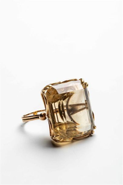 null Bague monture or jaune 750 millièmes sertie d'une citrine. 
Poids brut : 14...