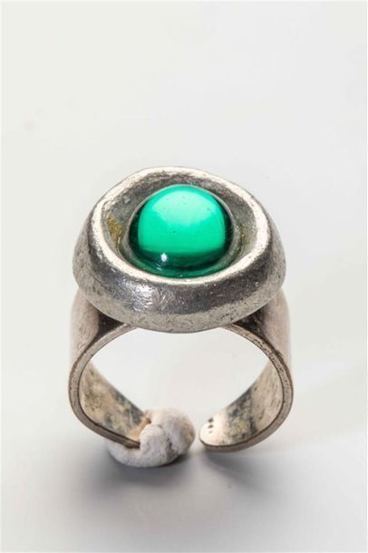 null Bague métal blanc et cabochon en verre vert.
TDD: 51