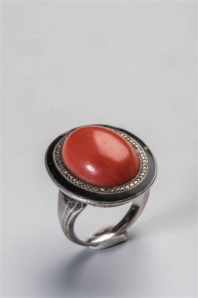 null Bague monture en argent sertie d'un cabochon de corail et pavage de petits diamants....