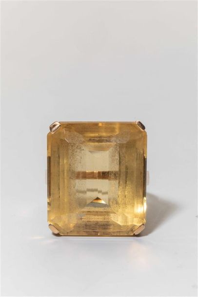 null Bague en or jaune 750 millièmes, sertie d'une citrine.
Poids brut : 15,10 gr.
TDD...