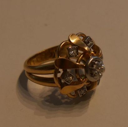 null Bague type marguerite en or jaune et sept diamants.
Poids brut: 7,78 gr.
TDD...