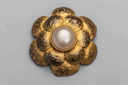 null CHANEL
Broche fleur en métal doré sertie d'une perle centrale.