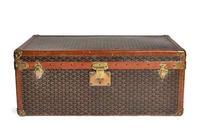 null GOYARD
Malle de voyage en bois et toile enduite monogrammée, renforts en cuivre...