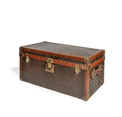 null GOYARD
Malle de voyage en bois et toile enduite monogrammée, renforts en cuivre...