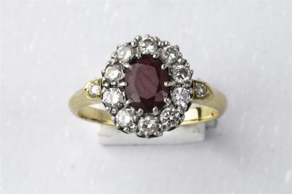 null Bague en or jaune 750 millièmes ornée d'un rubis ovale dans un entourage de...