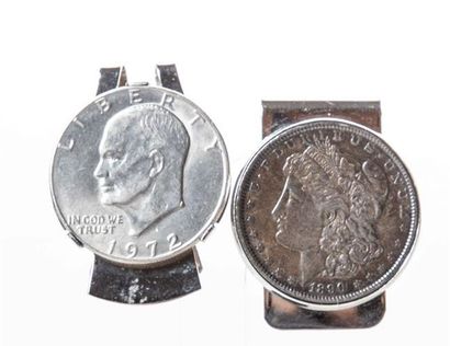 null Deux pièces de monnaies montées en pinces à billets.
Monture métal.
