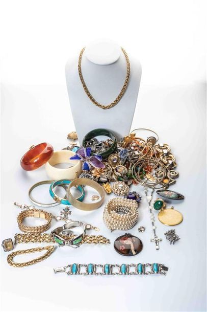 null Fort de lot de bijoux fantaisie comprenant bracelets, colliers, chaines.