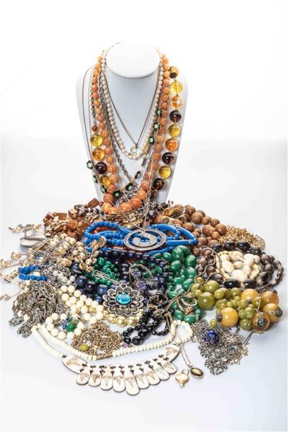 null Fort lot de bijoux fantaisie: colliers, chaines et divers.