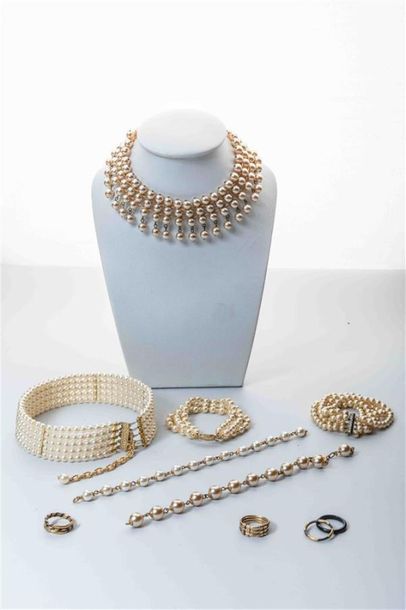 null Fort lot de perles fantaisie comprenant colliers, bracelets et bagues.