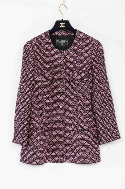 null CHANEL Boutique
Veste longue en tweed de laine rose pâle à effet matelassé noir,...