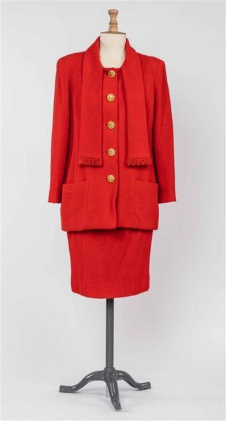 null CHANEL Boutique
Tailleur en laine bouclette rouge composé d'une veste à col...