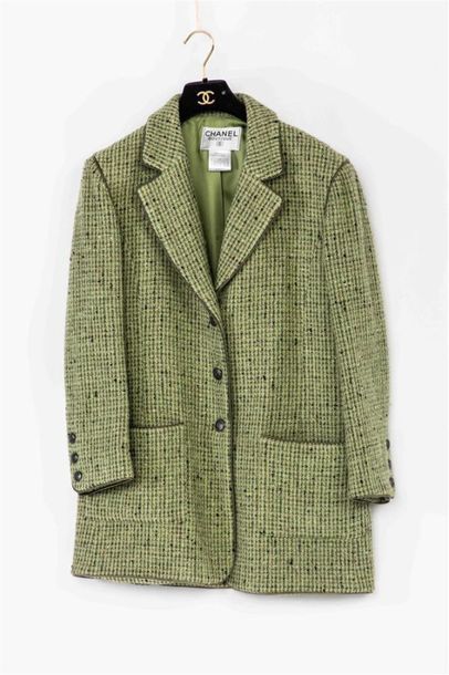 null CHANEL Boutique
Veste longue en tweed de laine verte en trois tons, gansée d'un...