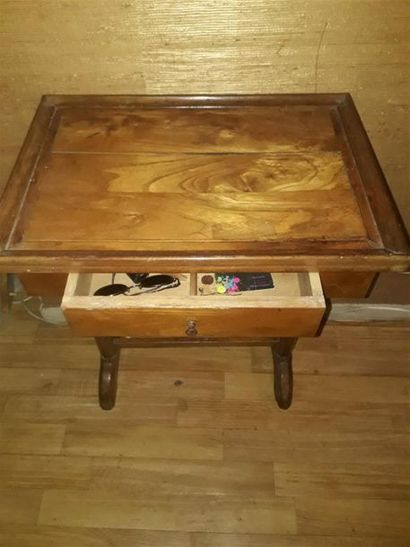 null Petite table en bois et placage de bois ouvrant à un tiroir en ceinture.
XIXème...