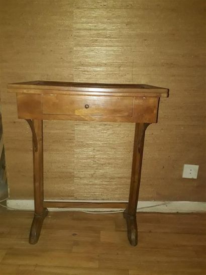 null Petite table en bois et placage de bois ouvrant à un tiroir en ceinture.
XIXème...