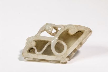  CHINE - XIXe siècle Groupe en néphrite, singe et anguille posés sur une pierre sonore...