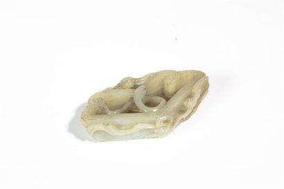  CHINE - XIXe siècle Groupe en néphrite, singe et anguille posés sur une pierre sonore...