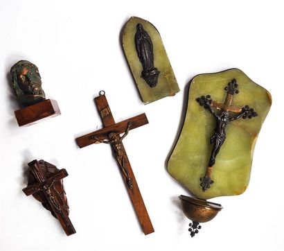 null Ensemble comprenant deux crucifixs en laiton et bois, un bénitier en onyx vert...