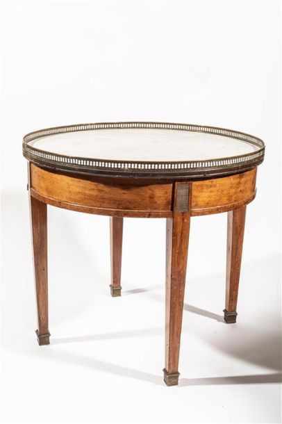 null Petite table bouillote en bois, de forme circulaire, plateau marbre blanc, galerie...