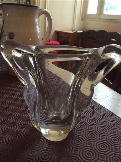 null DAUM France.
Vase évasé en cristal moulé à anse ajourée à décor de torsades.
signé...