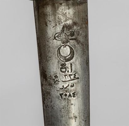 null AFRIQUE DU NORD XXème siècle
Poignard en métal et son fourreau.
Dim : 36 cm...